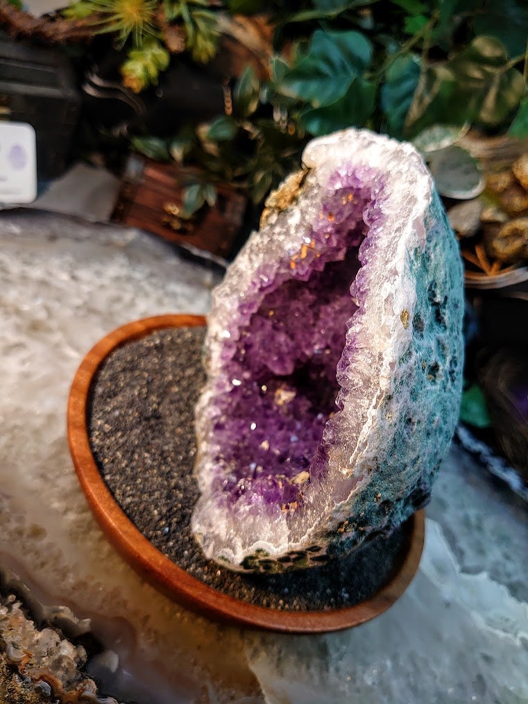 Dark Purple Amethyst Geode from Maharashtra, India for Collection / 1,182g / Gifts / Altar Decor  / Delicious Prism Grapes / Cabinet Size