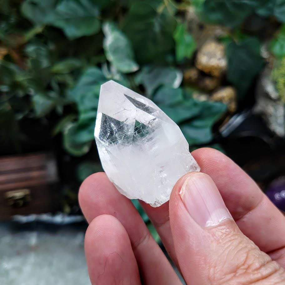 1.75" Clear Apophyllite Point from Maharashtra, India for Home & Altar Decoration / 29.53g / Reiki / Energy Work/ Grid Creation